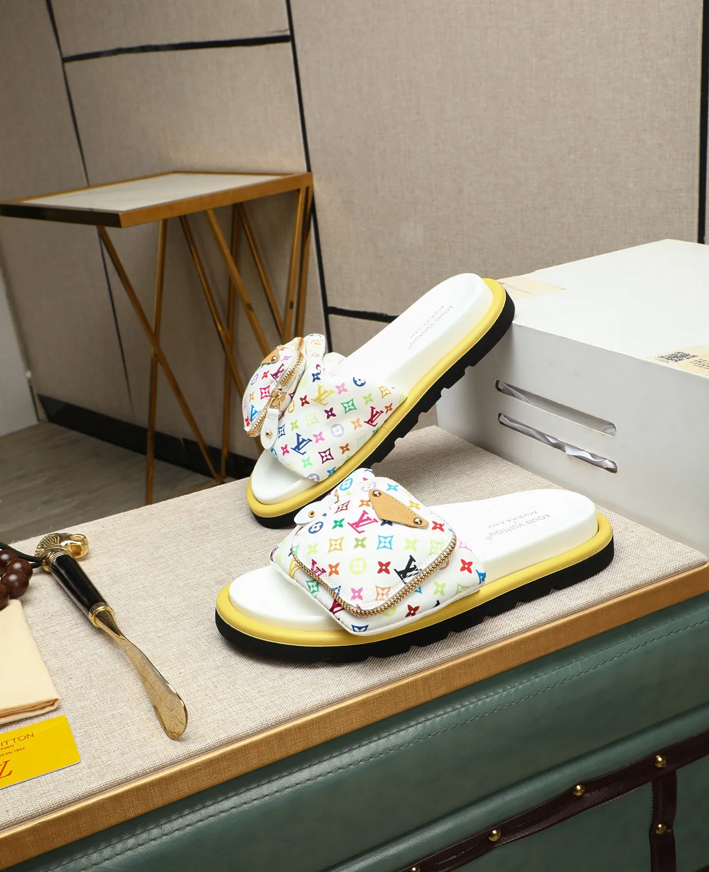 Factory price 360 ​​🐢🐢Men's shoes for couples, with drawer box [LOUIS VUITTON] Louis Vuitton, the latest LV official website printed wallet and men's and women's slippers 🔥🔥🔥 are now on the market. The drawer box is packaged with cloth bags and cards. The upper pattern looks very soft and waxy, and is a super versatile leg slimming tool. Fabric: Imported denim/down silk cotton embossed, LV hardware LOGO, official website pattern printing, lining: water-dyed sheepskin down filling, comfortable to wear, feet: high-elastic PU water platform. Sole: foam sole, heel height: about 5cm. Code number 36-44, (35 45 customized)
